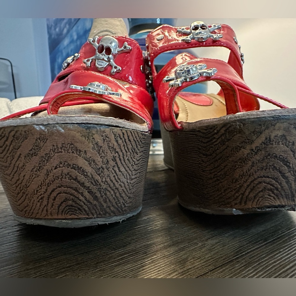 2 LIPS TOO Red Skull Toe Sandals - No Size  (9) - Picture 2 of 16